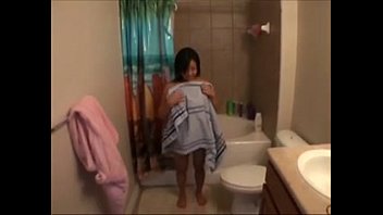 Большегрудая темнышка умудряется трансформировать мужу в ванной